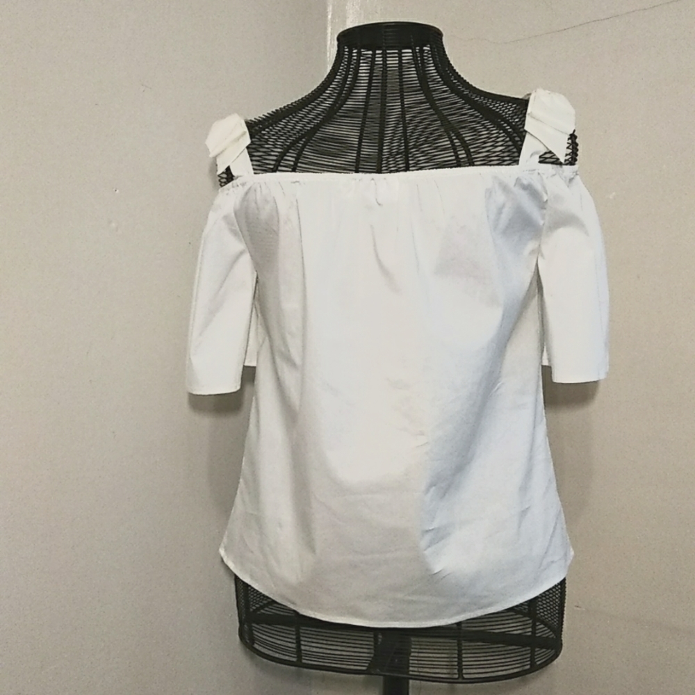 7 AVENUE TOP. "NWOT"